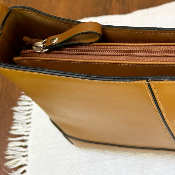 Aldo faux leather structured shoulder bag, single handle w/contrasting accents. - Picture 4 of 10